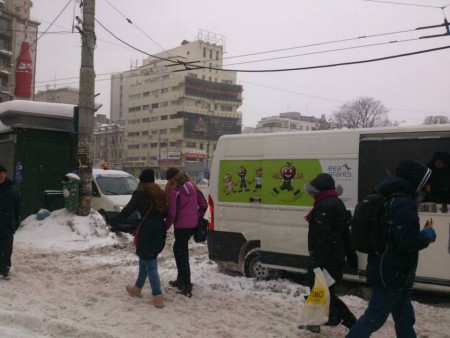 Echipa mobilă oferă ceai și supă caldă